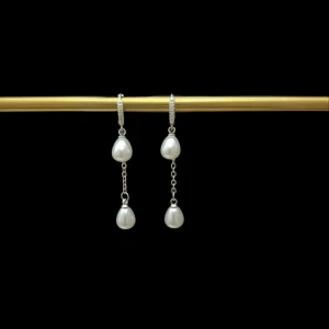 Silverörhängen med pärlor - Priser gäller för ett par örhängen. Eleganta silverörhängen med hängande vita pärlor. Perfekta för att ge en sofistikerad touch till din outfit. Örhängena har en stilren design med två pärlor i olika storlekar som hänger i rad.