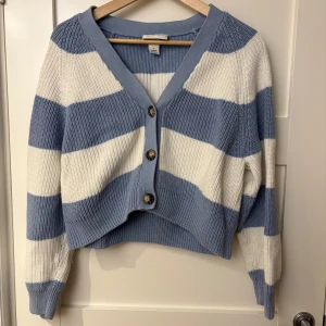 Blå och vit kofta  - använd ett fåtal gånger!! fin och mysig