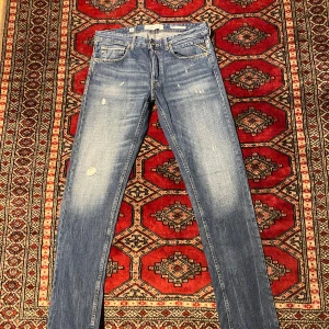 Replay jeans - Ett par feta Replay jeans med slitningar. Aldrig använda. Modell grover. 