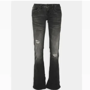 Svarta/grås bootcut jeans ltb Valerie - Snygga svarta bootcut jeans med slitningar på knäna från ltb då de inte kommer till användning. Skriv för fler bilder eller frågor❤️