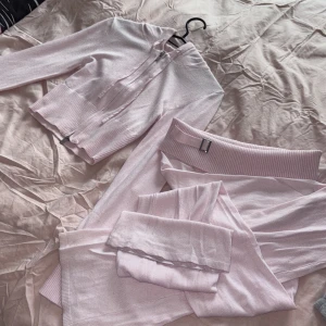 Ljusrosa set från new yorker  - Säljer ett ljusrosa set från new yorker. Setet består av en ribbad kofta med dragkedja och matchande byxor. Perfekt för en stilren och bekväm look. Storlekarna är XS och S. Passar utmärkt för vår och sommar.