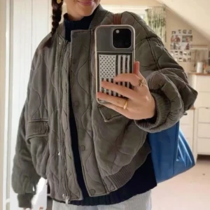 Grå quiltad bomberjacka zara - Säljer en snygg grå quiltad bomberjacka med dragkedja och knappar från zara. Jackan har en oversized passform och långa ärmar. För fler bilder kom privat