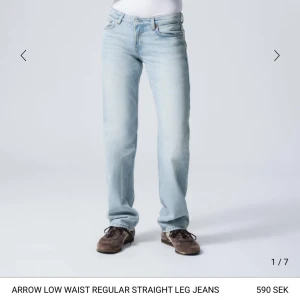 Arrow low straight jeans weekday  - Snygga ljusblå lågmidjade jeans från Weekday. Säljer då dem är små, använda 2-4 gånger.