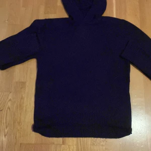 Blå merinoull hoodie från H&M - Blå merinoull blandning från H&M som är i storlek 160 cm storlek m och är perfekt i storlek.