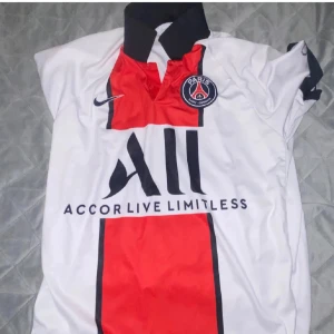  PSG fotbollströja - Säljer en vit och röd PSG fotbollströja från Nike och där bak står det Neymar