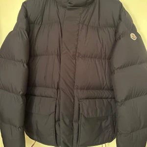 Moncler  - Moncler jacka. Storlek 6 passar Xl. Skick 9/10 super fint. Pris 3790kr.