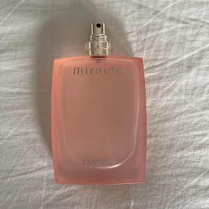 Miracle parfym från Lancôme - Säljer en fräsch och romantisk parfym från Lancôme! Perfekt för den som vill ha en parfym för speciella tillfällen! Det är cirka 90-95 ml kvar i flaskan! Hör av er vid funderingar! Pris kan diskuteras!