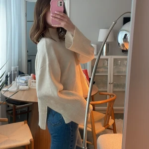 Beige stickad tröja - Beige stickad tröja med polokrage 🥰
