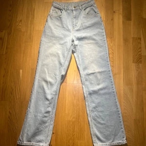 Ljusblå jeansbyxor - Säljer ett par ljusblå jeansbyxor med hög midja och raka ben. Perfekta för en avslappnad stil. De har klassiska .Passar jätte bra för olika outfits.🤍