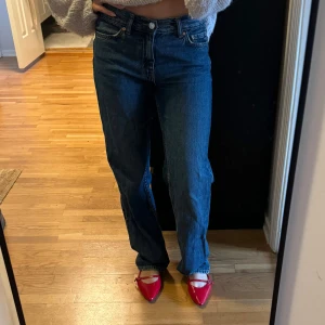 Blå jeans med rak passform - Snygga blå jeans med rak passform och klassisk design. De har en medel/låg midja.