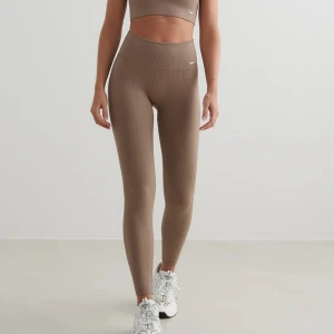 Bruna ribbade leggings - Säljer dessa snygga brun/beiga tights från Aimn! Slutsåld på hemsidan, i strl S 🌟 Inga tecken på användning 