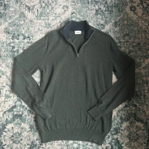 Grön John Henric quarter zip - Snygg grön tröja från John Henric med dragkedja vid halsen. Väldigt bra skick, storlek small. 