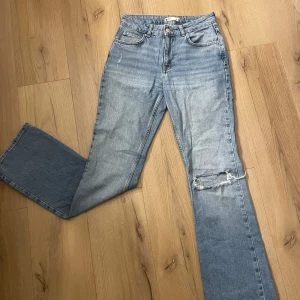 Blå jeans från Ginatricot  - Mid waist jeans med hål i ena knäet från Ginatricot💗