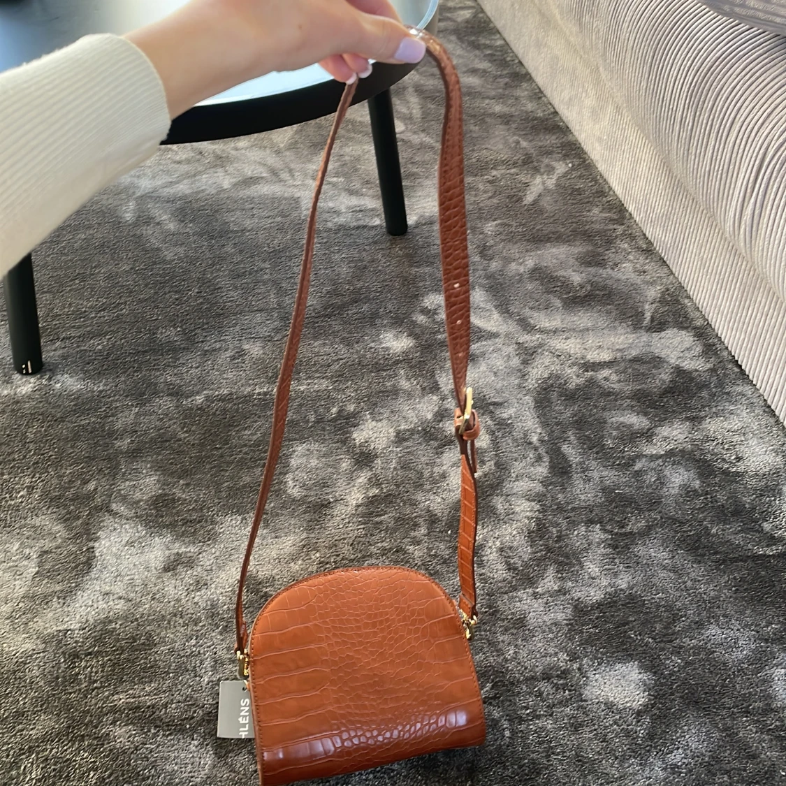 Brun axelväska med krokodilmönster - 2