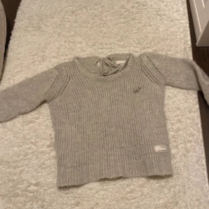 Grå stickad tröja från oss Molly - Säljer en mysig grå stickad tröja från märket Odd Molly . Tröjan har långa ärmar och en knytning vid halsen. Perfekt för kyliga dagar. Hör av dig vid intresse! 😊