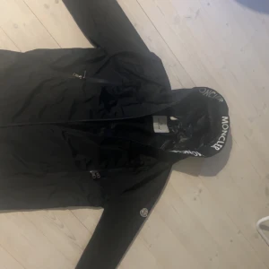 Svart moncler jacka - En Moncler jacka. Möts upp i Göteborg!