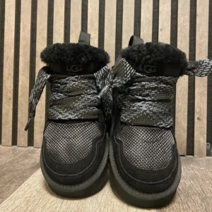 Svarta UGG lowmel - Helt nya aldrig haft de på mig, fast jag har inte boxen för att jag hämta de från litauen och boxen fick it plats i min suitcase.