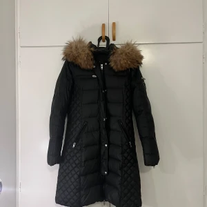 Rock n blue jacka  - Säljer ni min rock n blue dam jacka, den är i den långa/mellan långa modellen och är stl 38 vilket motsvarar M, men skulle säga att den även passar stl S. Den är i varsamt skick och inga skador/hål på den! Vid fler frågor kontakta mig! 🩷