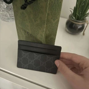 Kortfodral  Gucci - Hej jag säljer min gucci plånbok köpt i köpenhamn äkta såklart skick 10/10 helt ny 