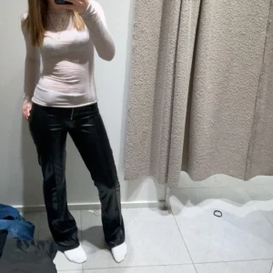 Skinnbyxor - Galet snygga skinnbyxor från Gina, säljer då det är lite stora i midjan, använda ett par gånger men ingen skada på dem!💕(storlek 170)