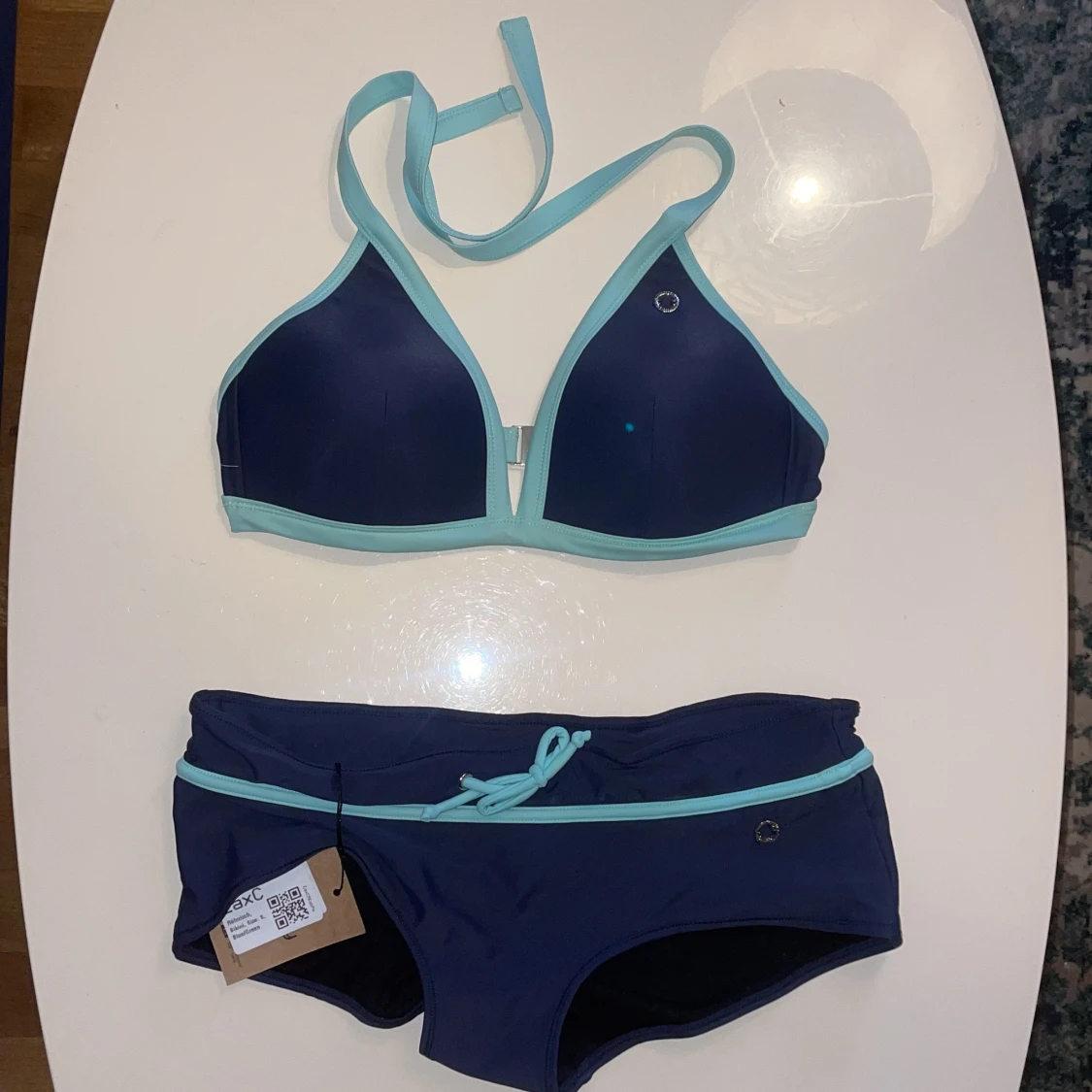 Mörkblå bikini med ljusblå detaljer