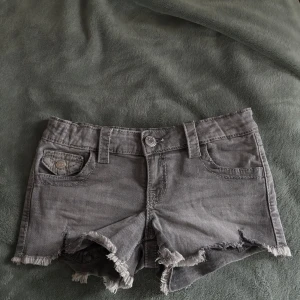 Lågmidjade gråa shorts  - Snygga gråa shorts med låg midja. Nästan aldrig använda💕Storleken är 146/152 men passar som xs