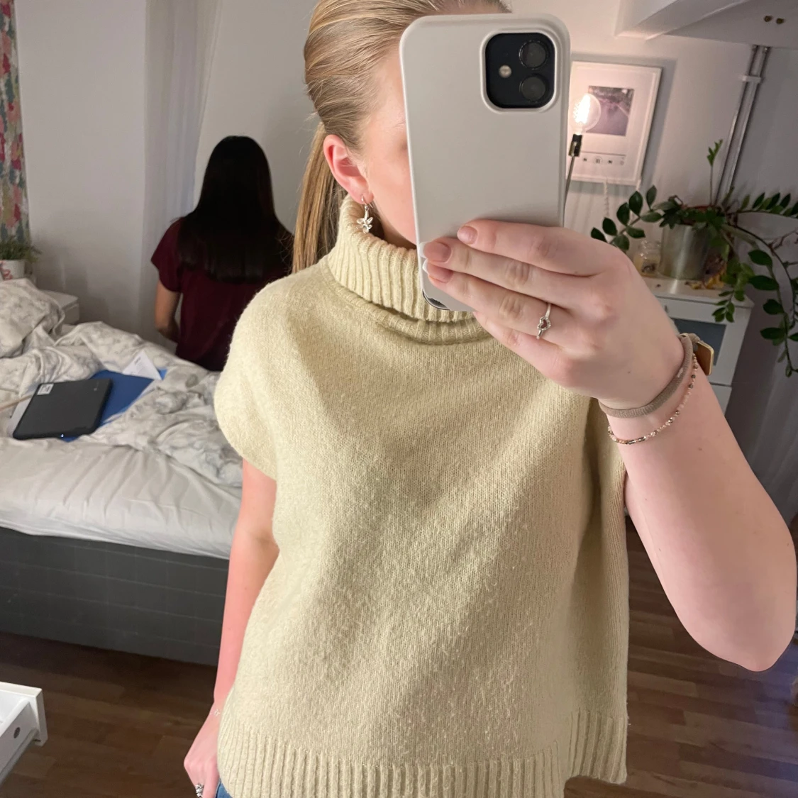 Beige stickad med krage