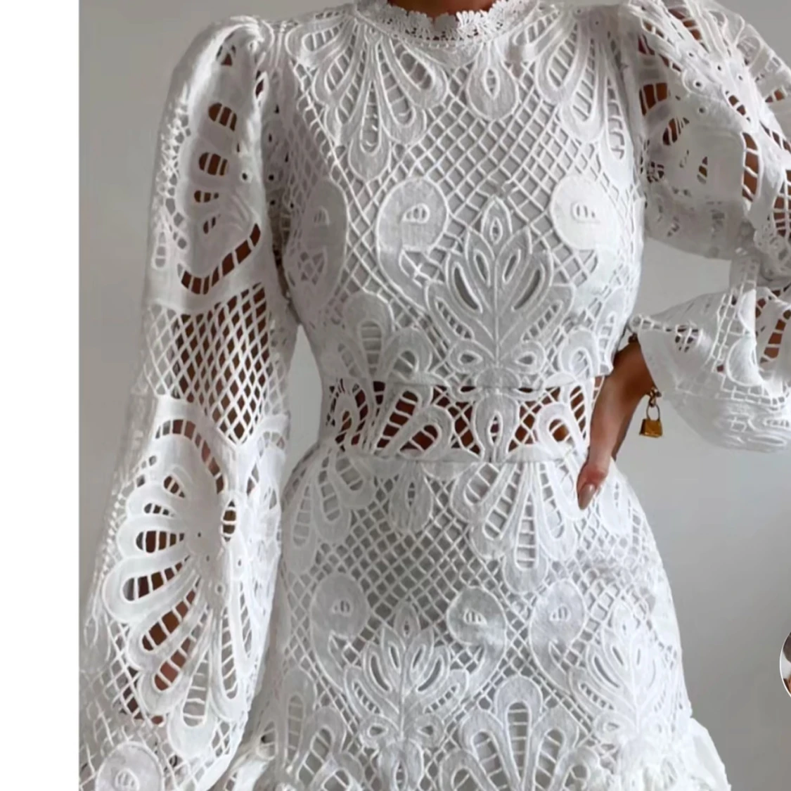 Vit spetsklänning med puffärmar