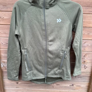 Träningsjacka  - Grön träningsjacka i storlek S, kan passa XS också! Väldigt fint skick. Köpt på Lager157. 