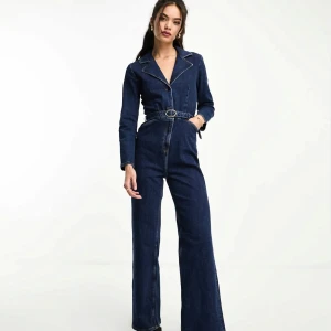 Jumpsuit denim - Jumpsuit i mörkblå denim från &Otherstories, använd endast en gång 🥰 Storlek 34/XS och normal i storleken🌸 Supersnygg med lite stretchigt tyg som gör att den är väldigt bekväm och sitter som en handske 🙏 Nypris 1300:-. 