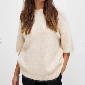 Skit snygg stickad tshirt  - Super snygg och bekväm stickad T-shirt, lite åt det oversized hållet🥰 Mycket bra skick