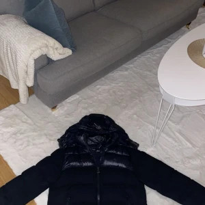 Ralph lauren flint navy blue  - Tjena säljer min ralph lauren jacka som är typ helt ny endast använd ett fåtal gånger. En varm skön jacka som jag tyvärr behöver sälja då den är för stor på mig. Det är en Flint padded navy blue ralph lauren jacka som är väldigt sällsynt. Den är vattentät och gjord på två olika material. En mycket varm dunjacka STROLEK M                        Nypris är 6500kr                   Priset är ej hugget i sten. OBS SLUTSÅLD ÖVERALLT FÖR TILLFÄLLET