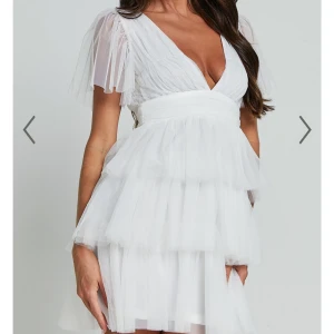 Showpo klänning  - Så fin klänning kort klänning i modellen ”Danesa mini dress” från Showpo, som är helt slutsåld på hemsidan. Klänningen var tyvärr för liten för mig och tvingas därför sälja den. Helt ny med prislappar, då den endast är provad. Nypris ca 1000kr med tull. (Storlek 38, men liten i storlek)🤍
