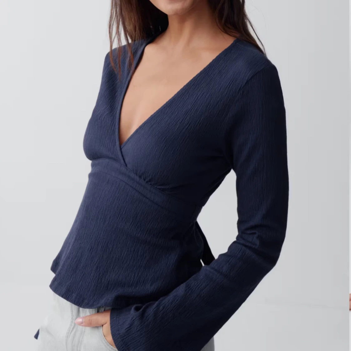 Mörkblå omlottopp med knytband - 1