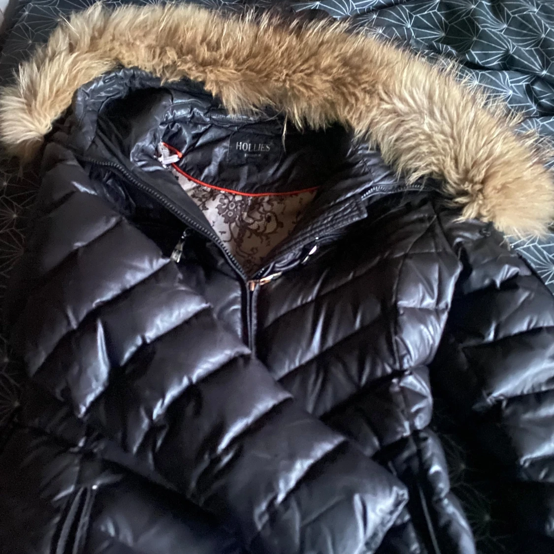 Svart dunjacka från Hollies - 1