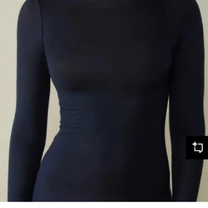Mörkblå långärmad topp från Intimissimi - Säljer en mörkblå långärmad topp från Intimissimi.Min har tyvvär blivit förstor och kommer inte till användning, därav priset. Inga större defekter, ett pyttelitet hål som inte är märkvärdigt.❤️❤️