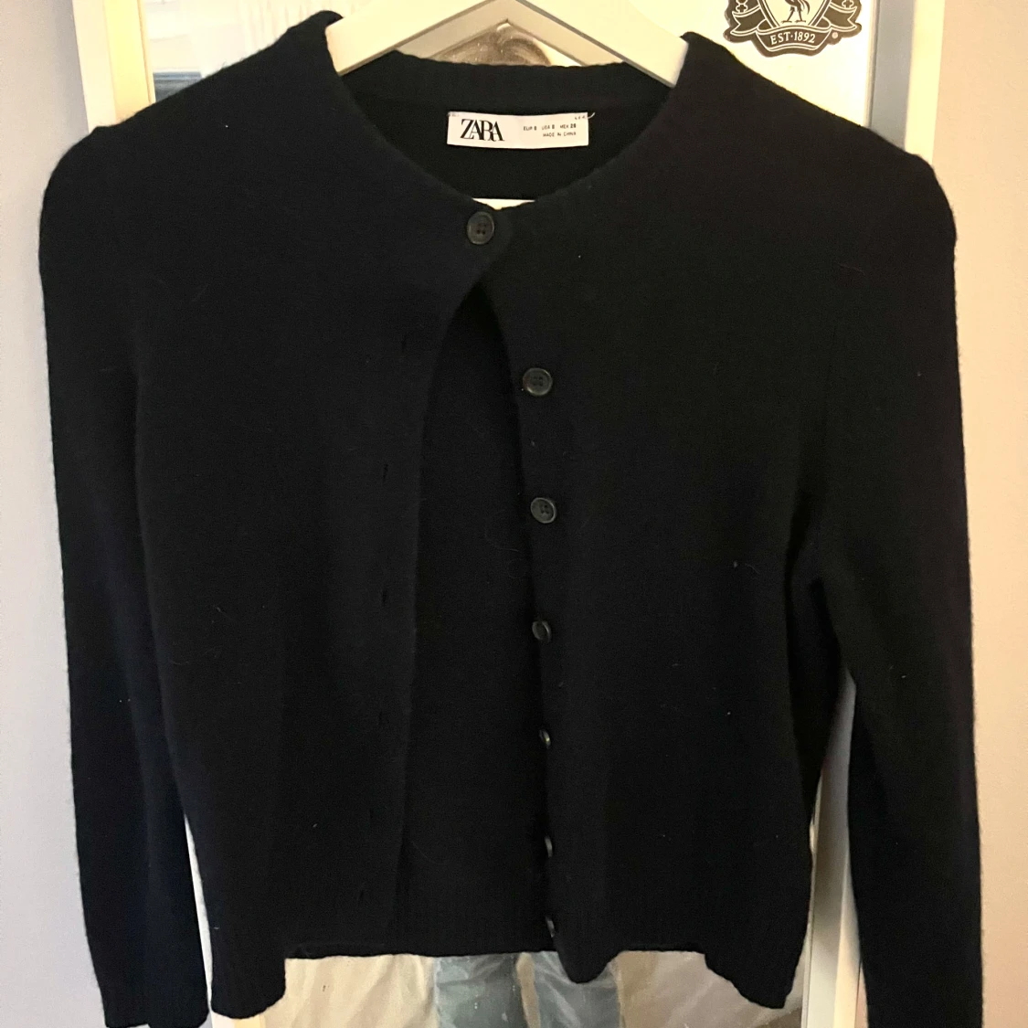 Stickad kofta med knappar