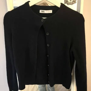 Stickad kofta med knappar - En marinblå stickad kofta/cardigan från Zara i storlek S men lite liten i storleken. Är i väldigt bra skick och är bara använd en gång!🩷