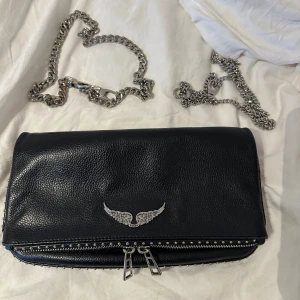 Zadig voltaire väska  - Zadig voltaire rock studs väska. Har defekter som att vissa detaljer tappat lite färg, även nån kula som ramlat av. Den ena kedjan har också tappat lite färg. Men övrigt i bra skick. Nypris 3900kr