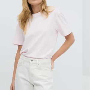 Ljusrosa t-shirt från Gina  - Säljer en stilren ljusrosa t-shirt med normal passform. Den är kortärmad och tillverkad i mjukt material och passar till allt. Endast använd ca 2 gånger då jag tog fel storlek.💗