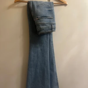 Ljusblå jeans från Zara - Snygga ljusblå jeans från Zara med bootcut, byxorna var från början i tall längd men har fixat dom så dom passar 160-165