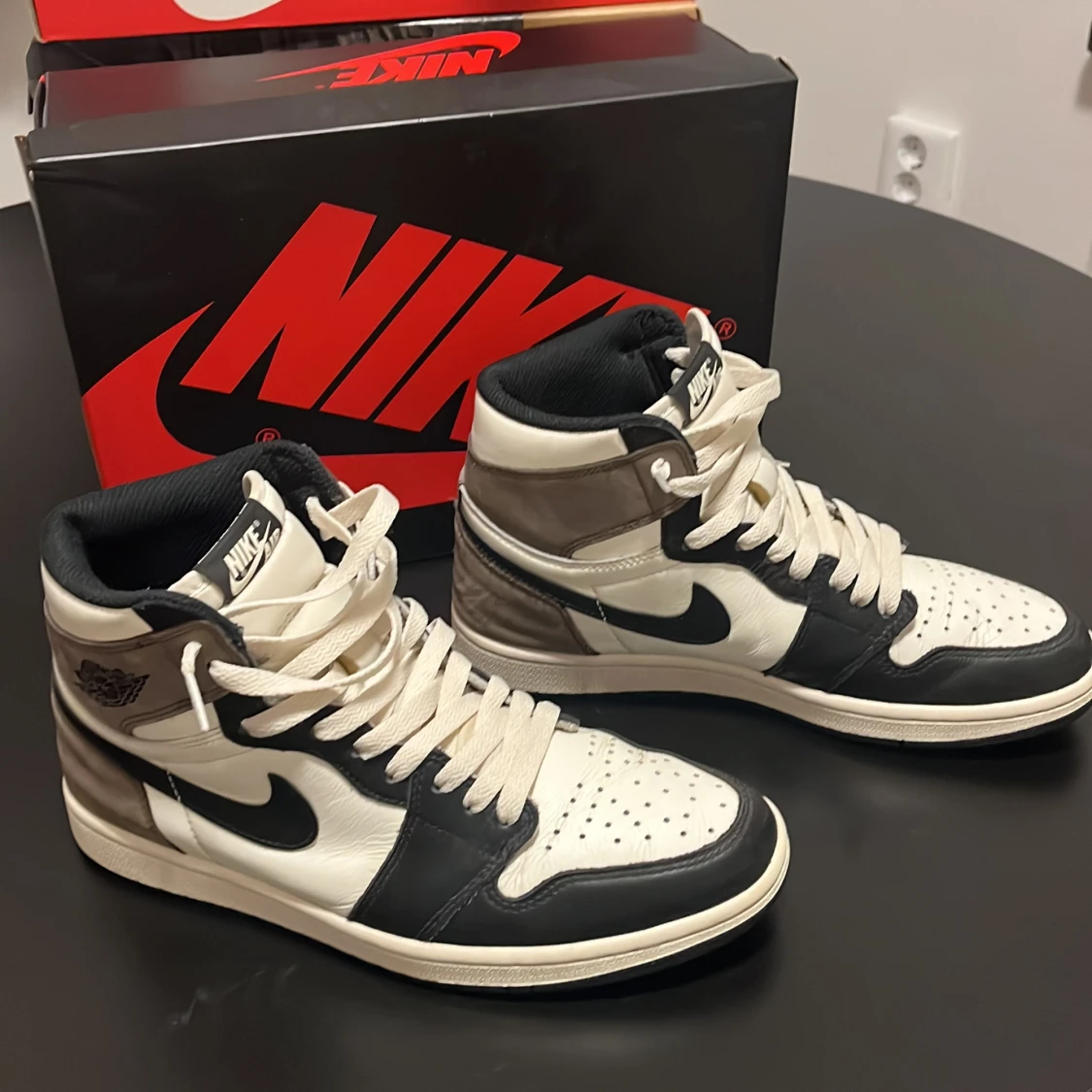 Air Jordan 1 Retro High OG Mocha - 90