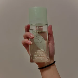 Green Tea Scent Spray från Elizabeth Arden - Fräsch och uppfriskande parfym med doft av grönt te från Elizabeth Arden. Flaskan är genomskinlig med ett stilrent bladmotiv och har ett ljusgrönt lock. Perfekt för en energigivande känsla.