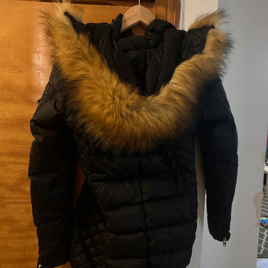 Svart dunjacka från Rockandblue