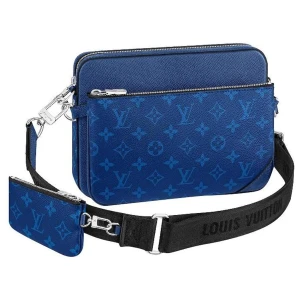 Blå axelväska från Louis Vuitton - Säljer en snygg blå axelväska från Louis Vuitton med det klassiska monogrammönstret. Väskan har en justerbar axelrem och flera fack med dragkedja för praktisk förvaring. Perfekt för att bära med sig det viktigaste med stil.