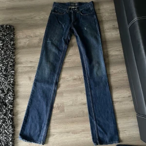 Blå jeans från Acne Jeans - Snygga blå jeans från Acne Jeans med klassisk femficksdesign och dragkedja. De har en straight passform och är perfekta för en avslappnad stil. Märkeslappen syns tydligt på baksidan.