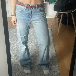Blåa jeans - Säljer ett par  blå  jeans med en avslappnad passform. Jag är 165cm