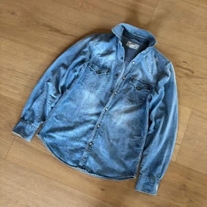 Jeansskjorta från Ralph Lauren - En riktigt unik jeansskjorta från Ralph Lauren med fabriksgjorda slitningar. Storlek S sitter riktigt bra, slim fit skulle jag säga. Hör av dig vid frågor eller liknande✌️