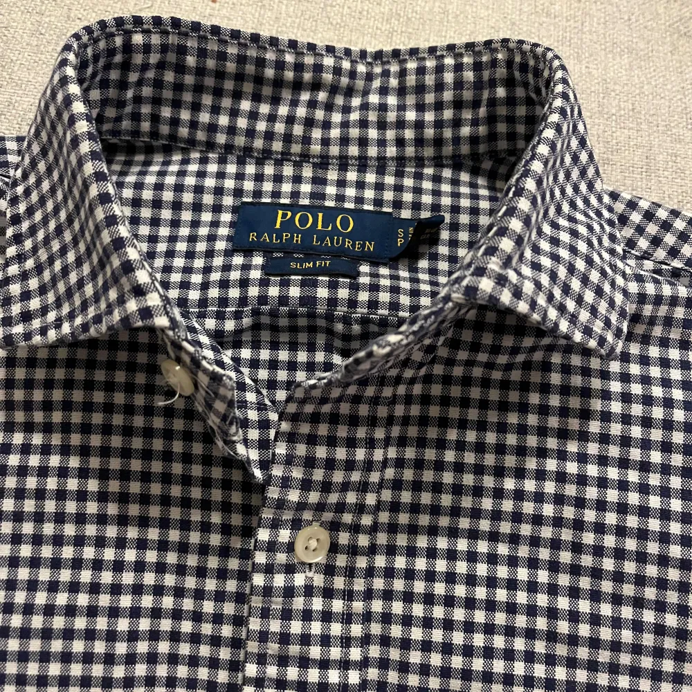 Säljer nu denna schyssta skjortan från Ralph Lauren. | Skjortan är i ett bra skick utan deffekter. | Nypris: ~1600. | Skriv vid minsta fundering!. Paidat.