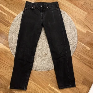 Svarta hm jeans - Säljer mina svarta HM jeans på storlek 30/32 då de sitter för tight runt midjan tyvärr. Bortsätt från halvschyssta ”mobilfickan” (bild 3) så är skicket mycket bra. Riktigt cleana jeans med go passform som passar till allt!